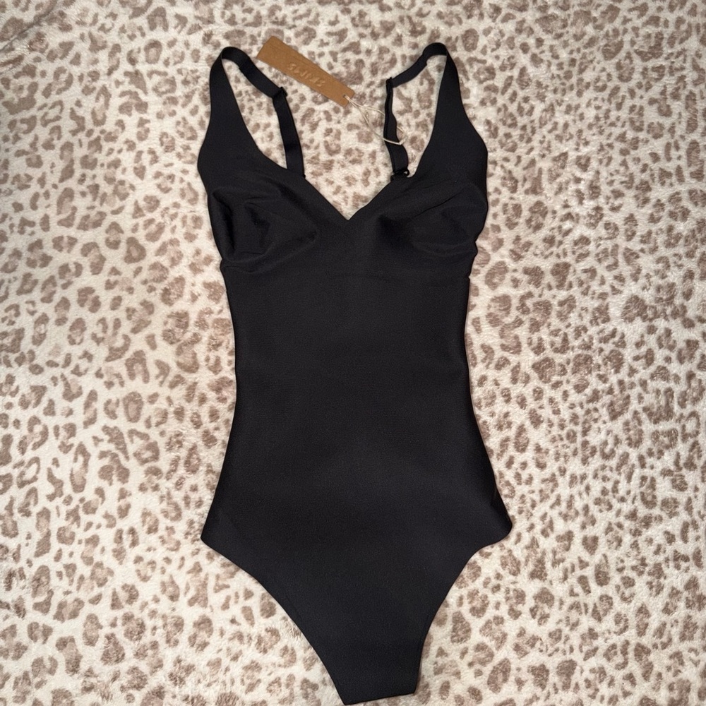 SOLD!!!! SKIMS Body Unlined Plunge Thong Bodysuit S - NWT